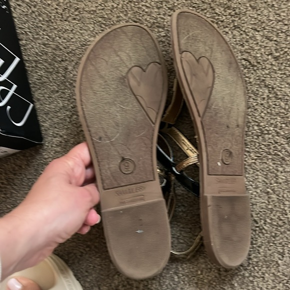 Sam &Libby flats - Picture 5 of 5